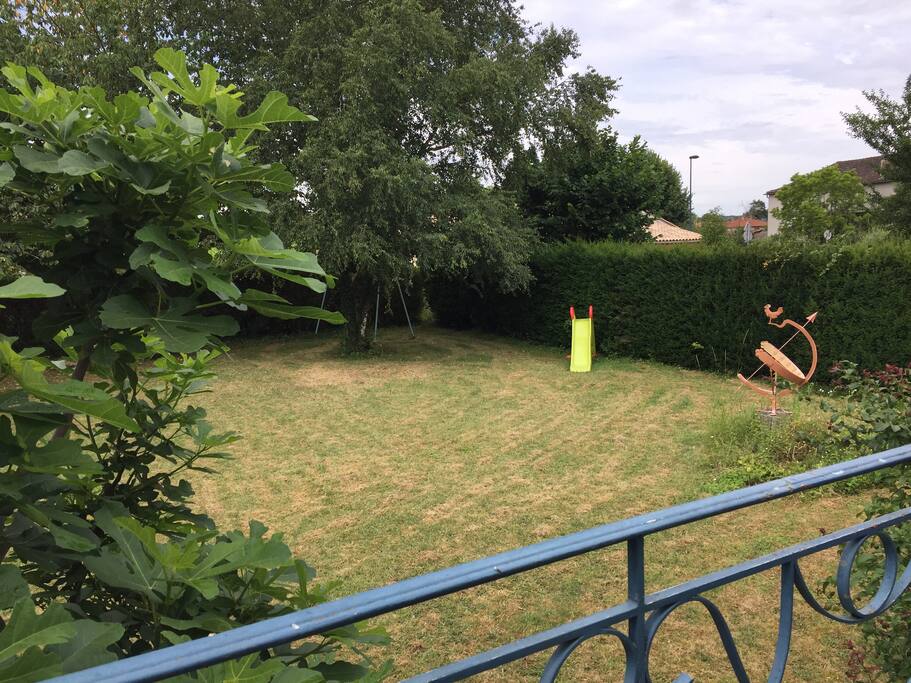 Vue de la seconde partie de La terrasse
Grand terrain pour faire bronzette ou taper un foot pour Monsieur et Les enfants