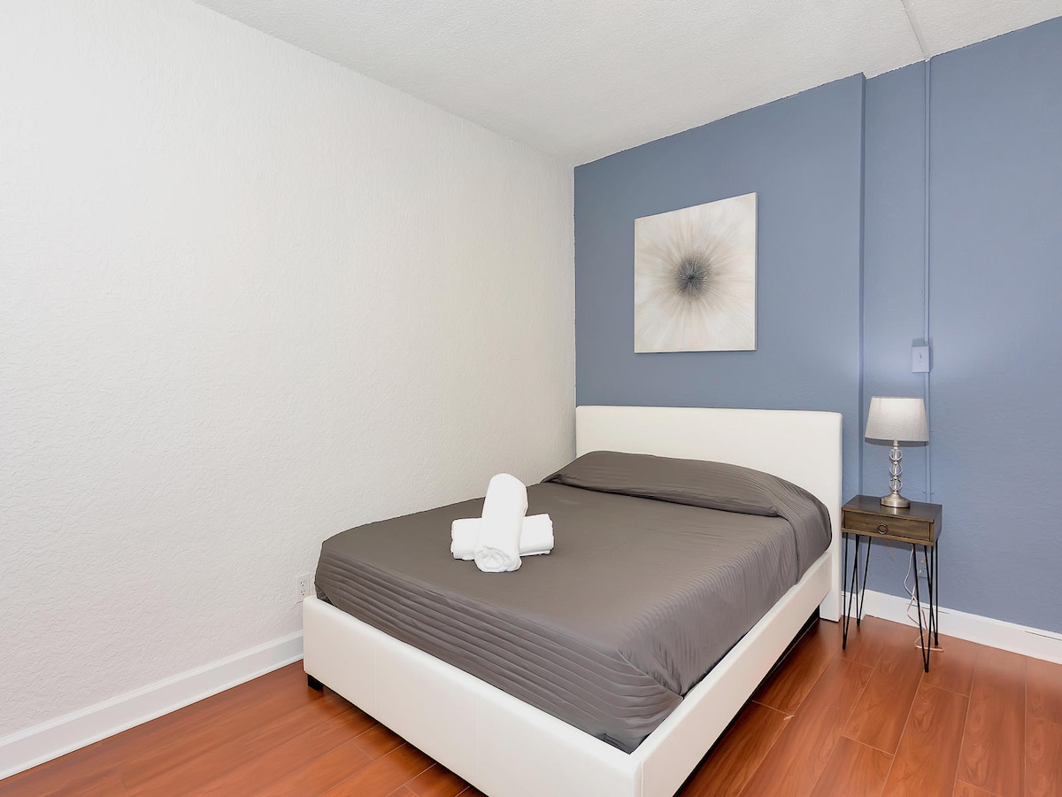 Მეორე საძინებელში არის 32-დუიმიანი ტელევიზორი, უნიტაზი და შესასვლელი კარადა.