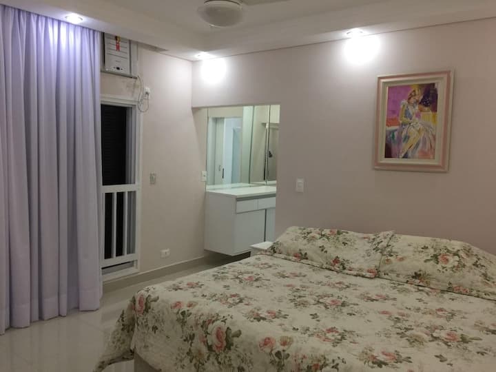 Suite principal cama tamaño king con aire acondicionado