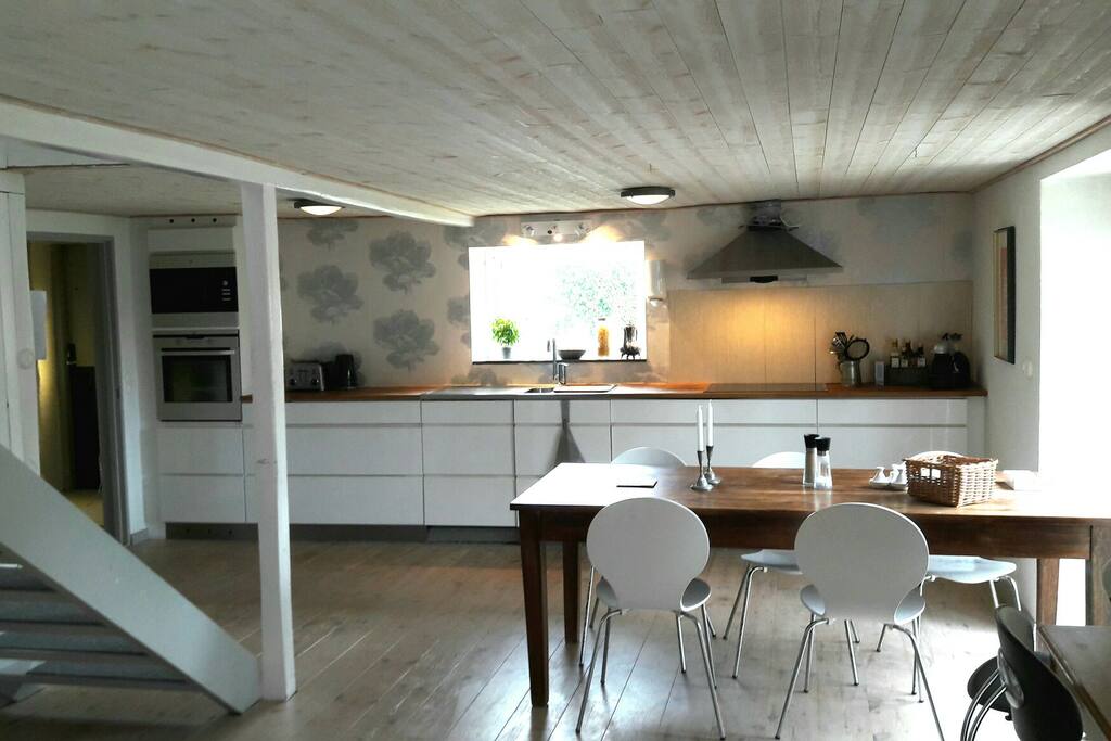 Kitchen with direct access to the private garden.
Kök med utgång till privat trädgård.
