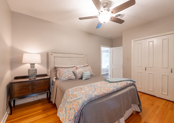 Спалня за гости от основно ниво - двойно легло - свързана с баня и тоалетна