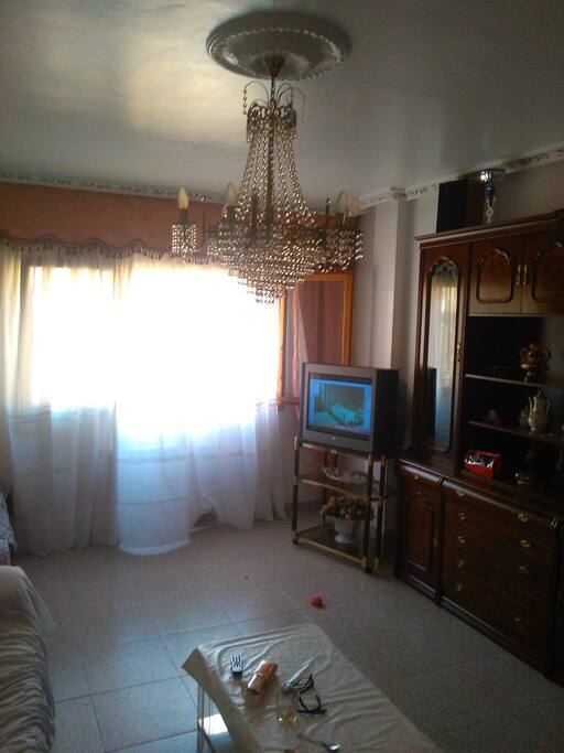 comedor amplio, con sofa de 3 y de 2 plazas , television, mesa grande y sillas