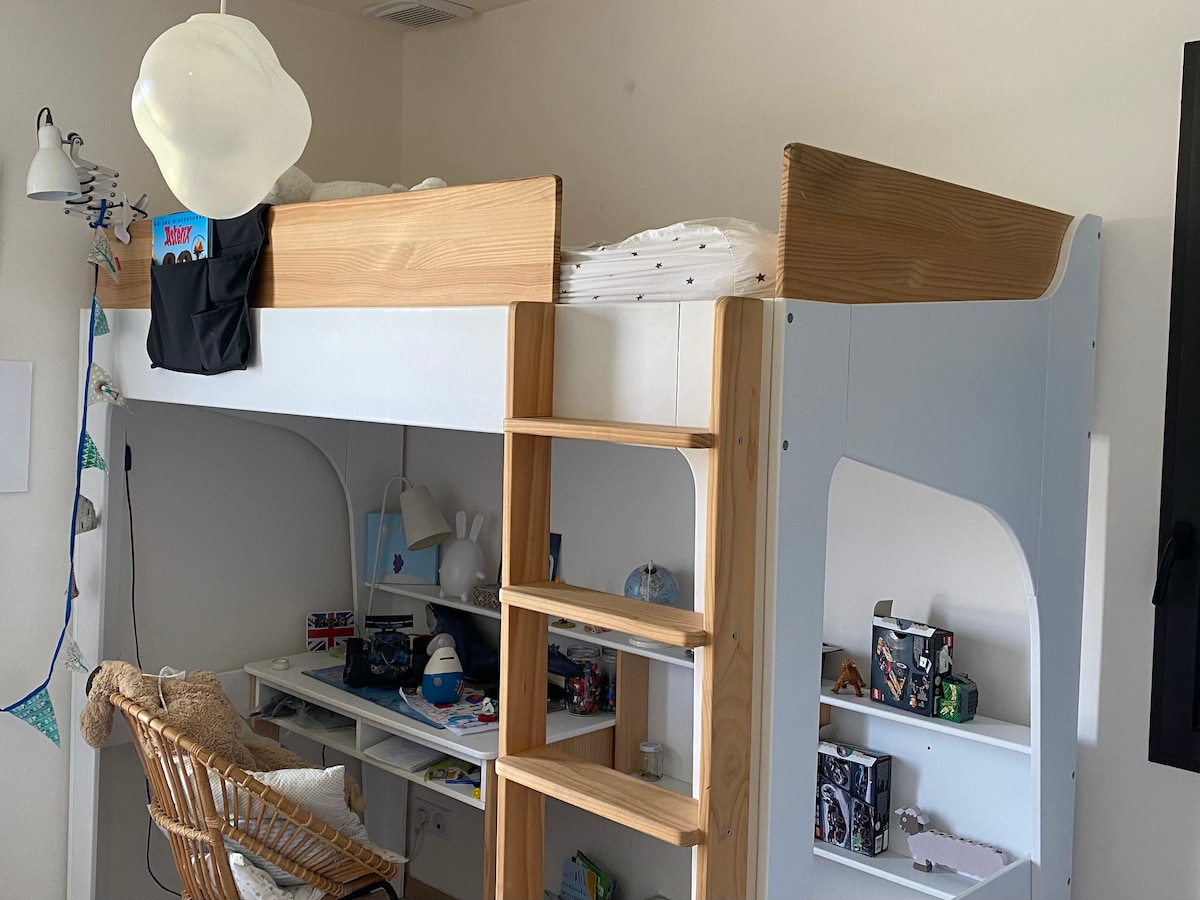 Dječja spavaća soba s 90 kreveta na međuspratu 