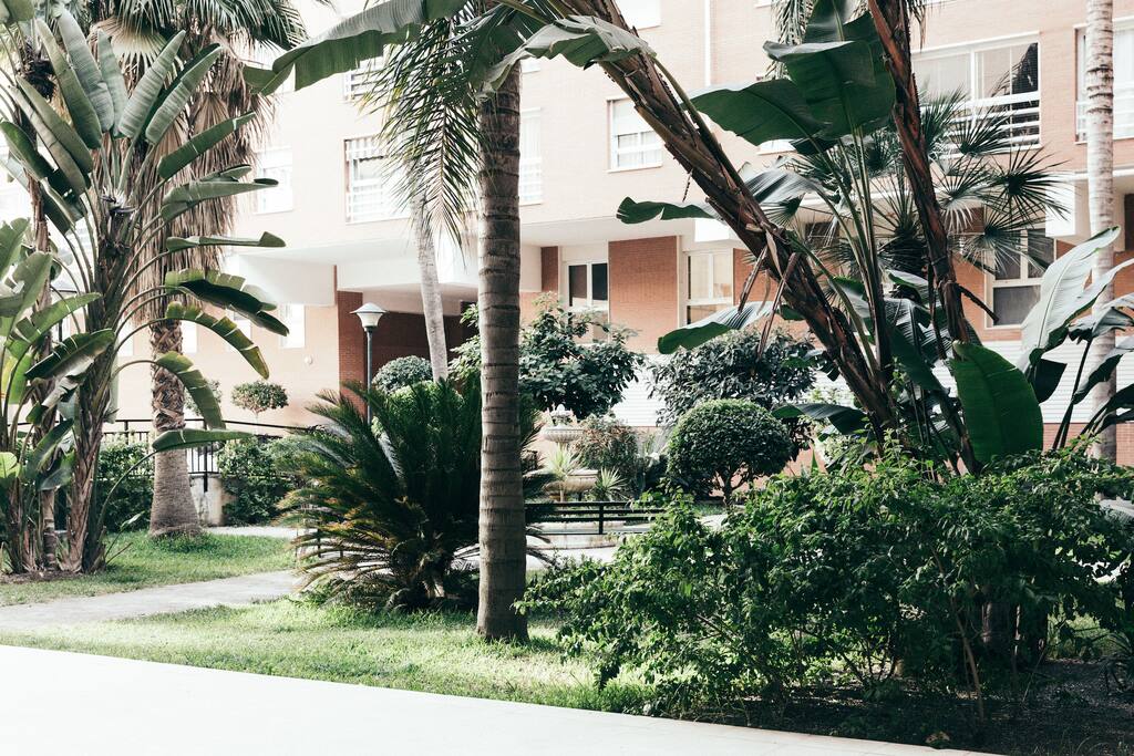 Entrada a través de jardín comunitario