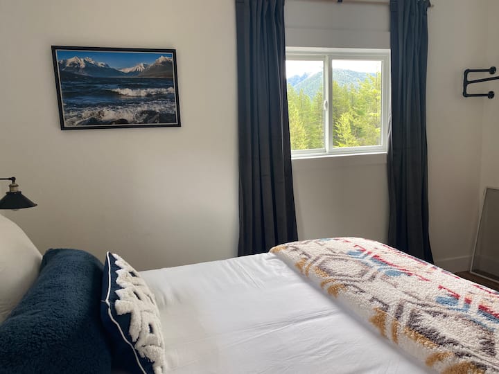 Cama Queen en la planta principal. Utiliza nuestras cortinas opacas o despierta estas vistas con el amanecer. 