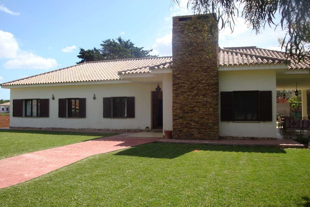 Fachada oeste con chimenea