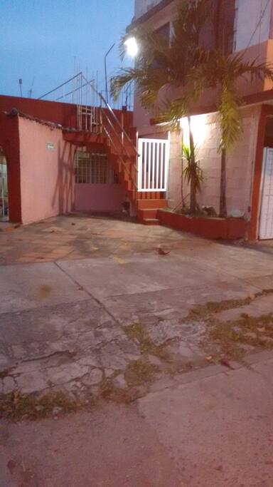 frente y entrada de las amueblados