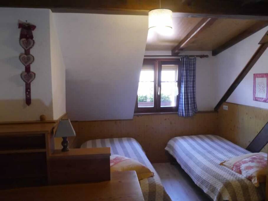 Chambre 2 lits 1 personne