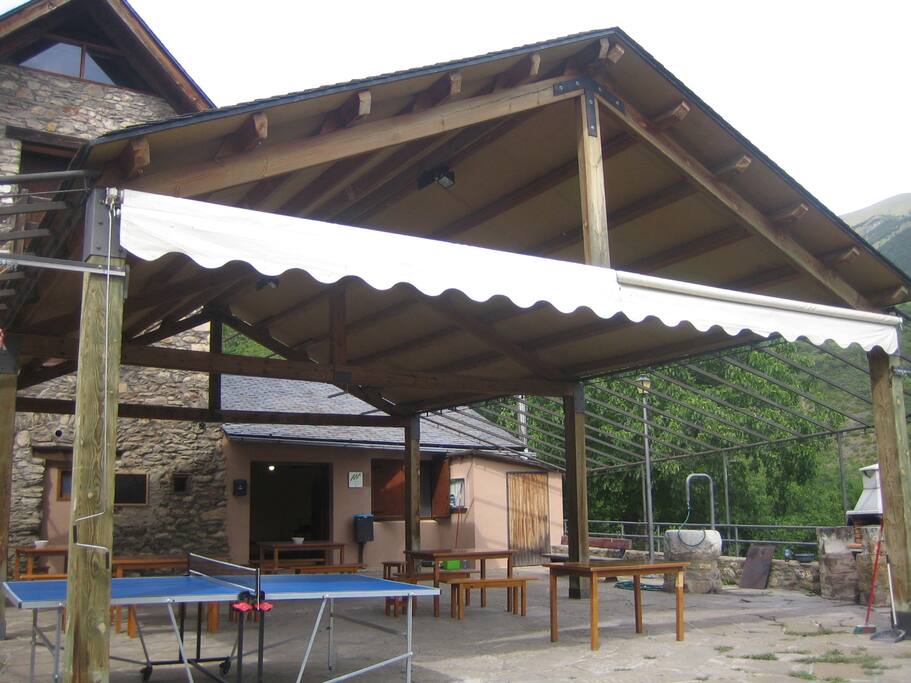 terraza exterior con mesa de ping pong de uso libre