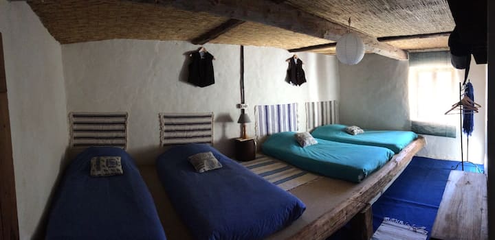 חדר שינה 1 ( 4 מיטות קטנות ב -90 )