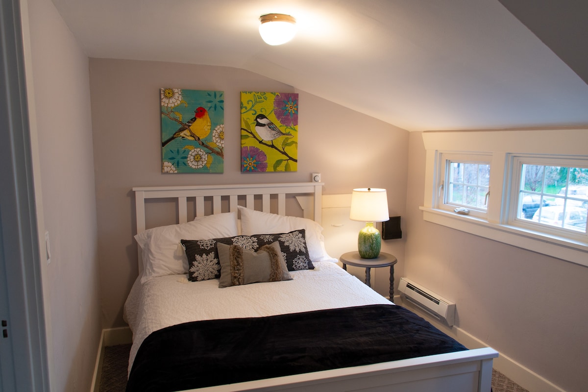 Slaapkamer 4 is boven en heeft een volledig/tweepersoonsbed.