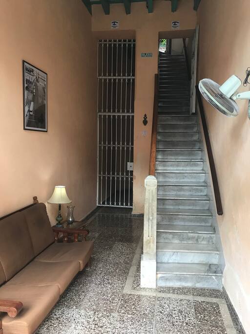 Entrada de la casa al primer recibidor para subir a la habitacion