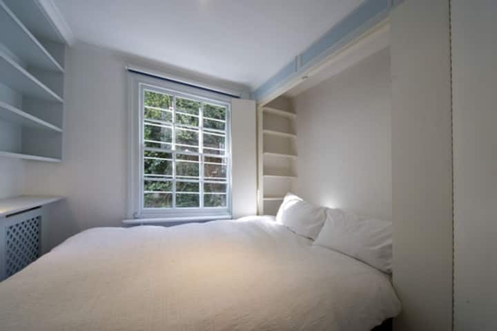 חדר השינה האחורי בקומת הקרקע - מיטת מרפי התפתחה מהארון