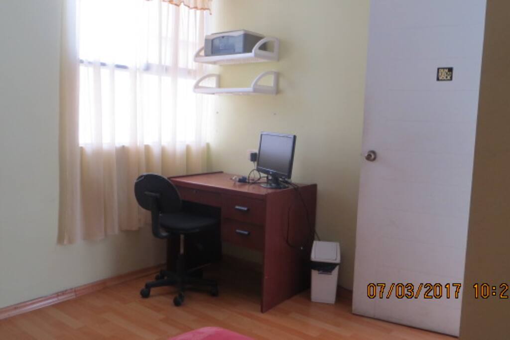 Un escritorio y una silla