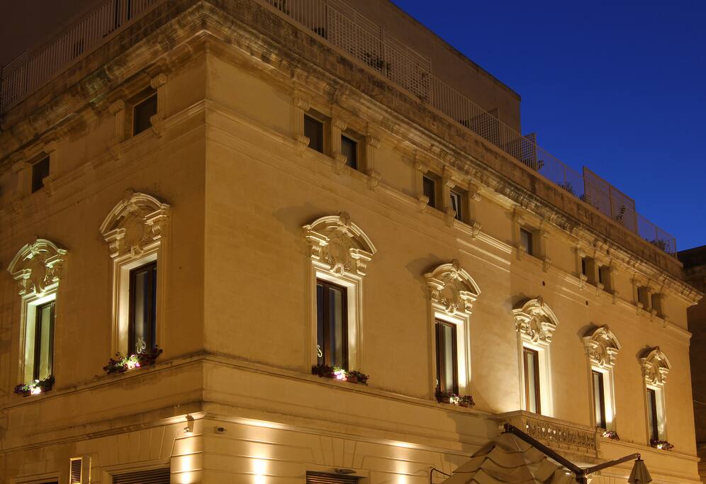Nel palazzo del teatro Apollo, nelle abitazioni dei primi del 99 è stata realizzata, dopo un accurato restauro, la nostra struttura ricettiva di fascino dallo stile minimal ed essenziale, nel cuore della città di Lecce. A due passi da Piazza S. Oronzo e dalla splendida Basilica di S. Croce.