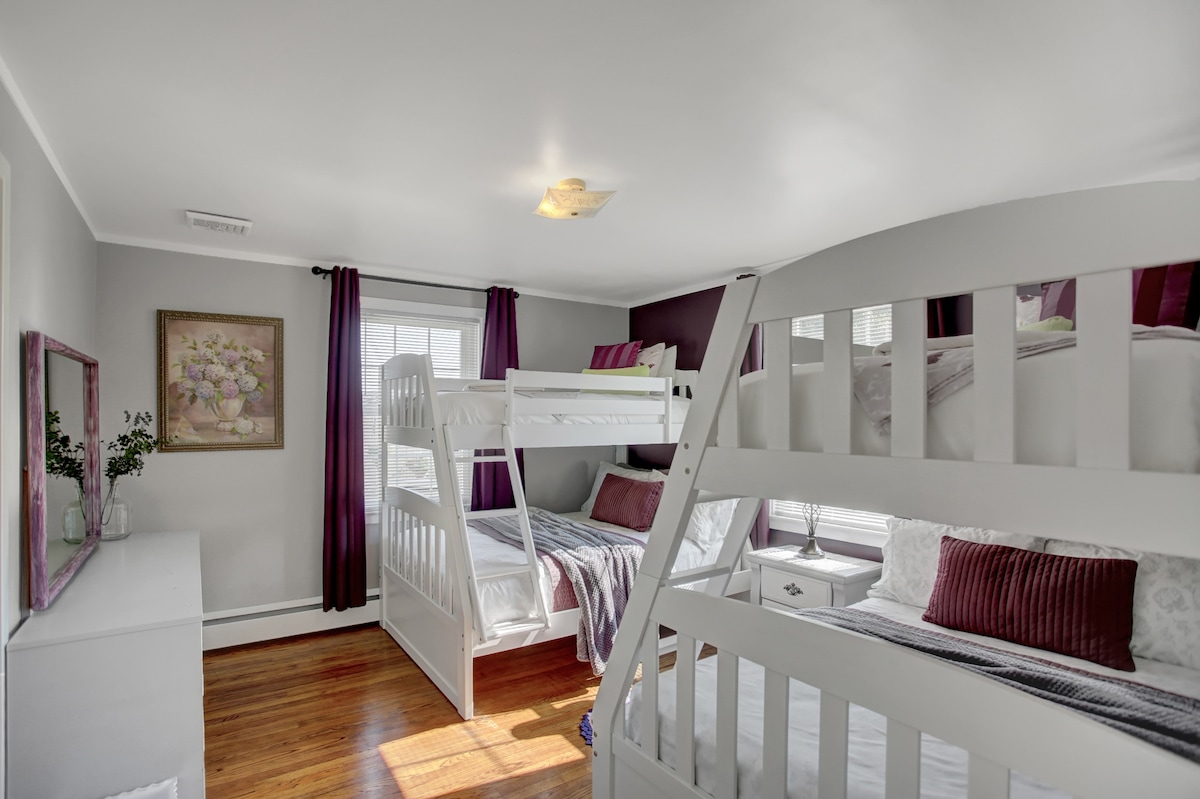 2 двуетажни легла единични над 1- ви етаж