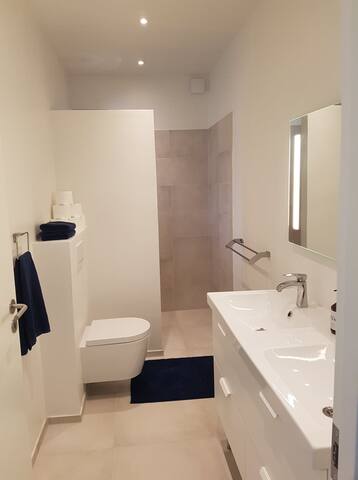 Luxury townhouse. Central to city & airport. gallery image 5