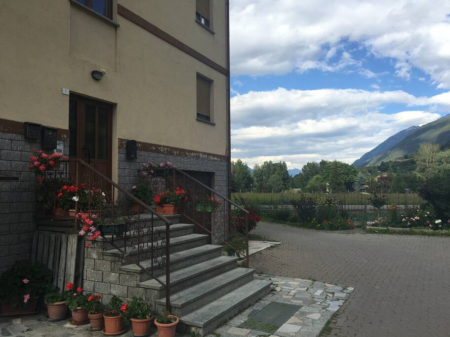 Esterno. E' una palazzina di famiglia, immersa nel verde, con parcheggio