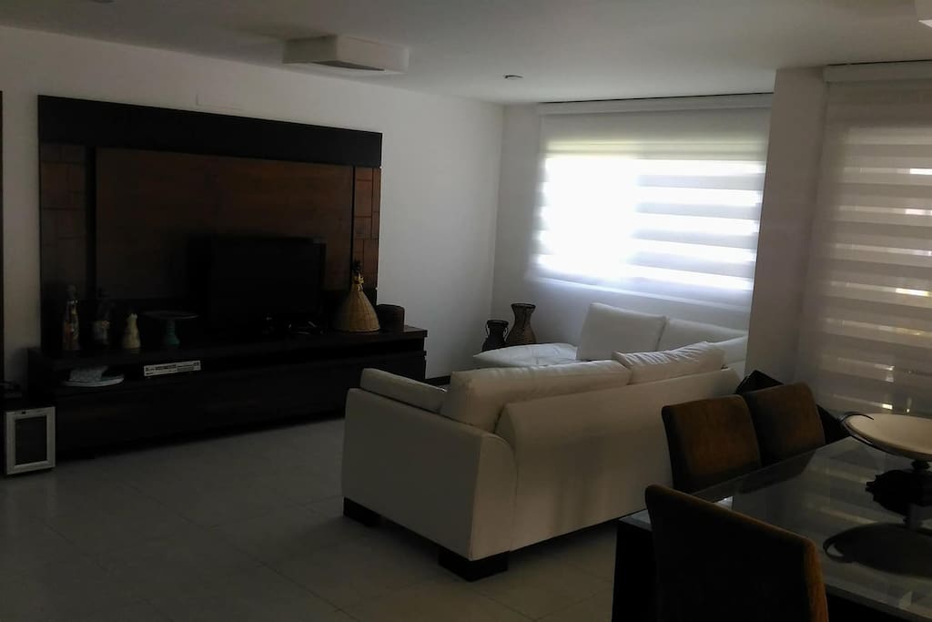 Sala com TV e Sky 214 canais