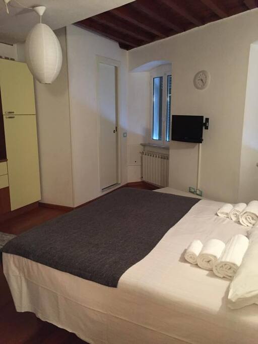 stanza da letto con letti matrimoniali