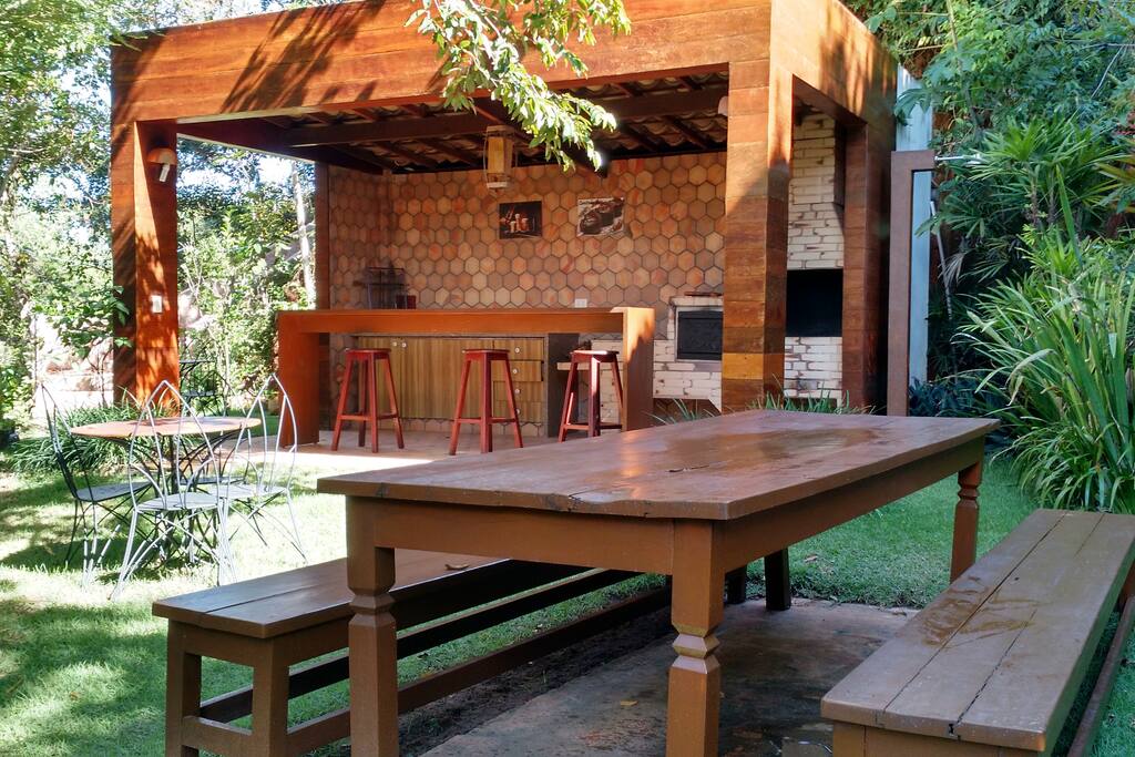 Espaço Gourmet com churrasqueira e fogão a lenha.