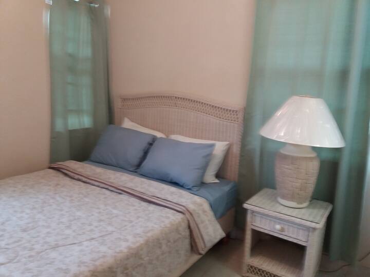 ห้องนอนพร้อมเตียงควีนไซส์