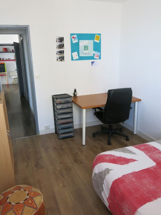 Chambre avec lit double et bureau