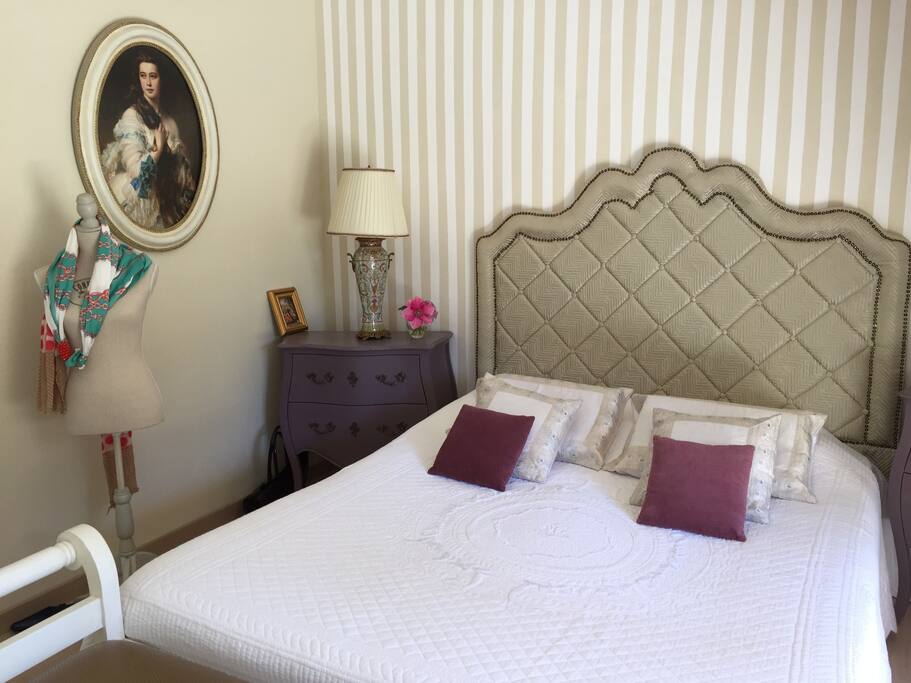 CHAMBRE JASMIN LIT DE 160. TRES BONNE LITERIE