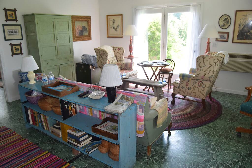 Living Room/Dining:
All confortable and looking out onto private lake. Yes, TV, must be activated.