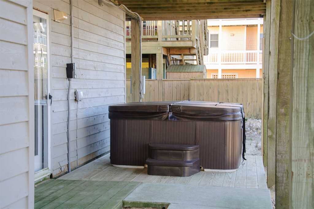 SS32: Sand Fiddler Dayz | Hot Tub