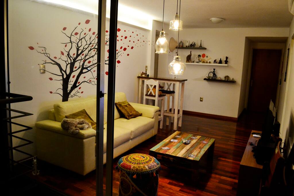 Espacios amplios y cómodos con la iluminación ideal para disfrutar de un momento agradable.