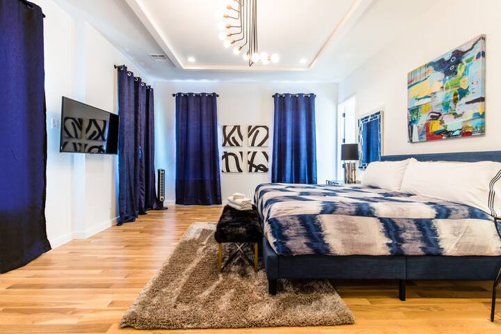 ☞Sleeps 16👈🏻Smart TVs in all Rooms | Keyless Entry gallery image 2