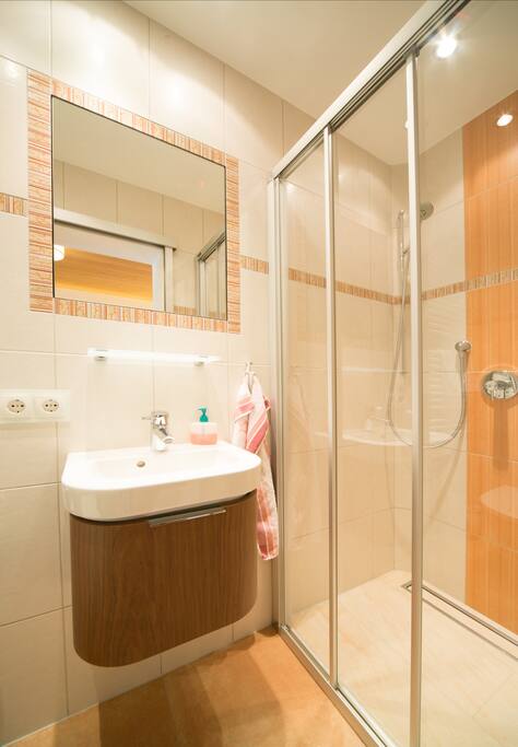 Badezimmer mit barrierefreier Dusche
