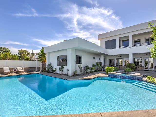 Modern 7000sf VILLA, Basketball/Tennis Court