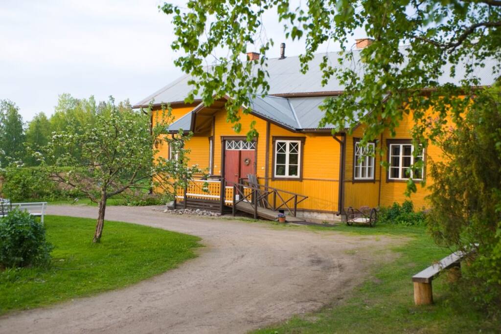 Vanha päärakennus, jonka tuvassa aamiainen