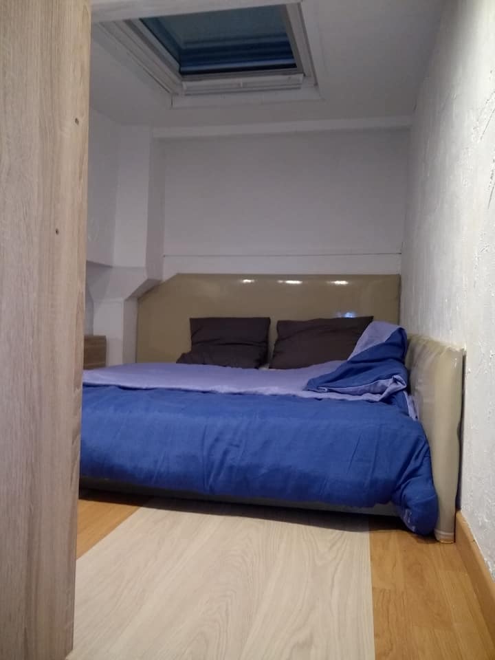 Ropa de cama alta en altillo