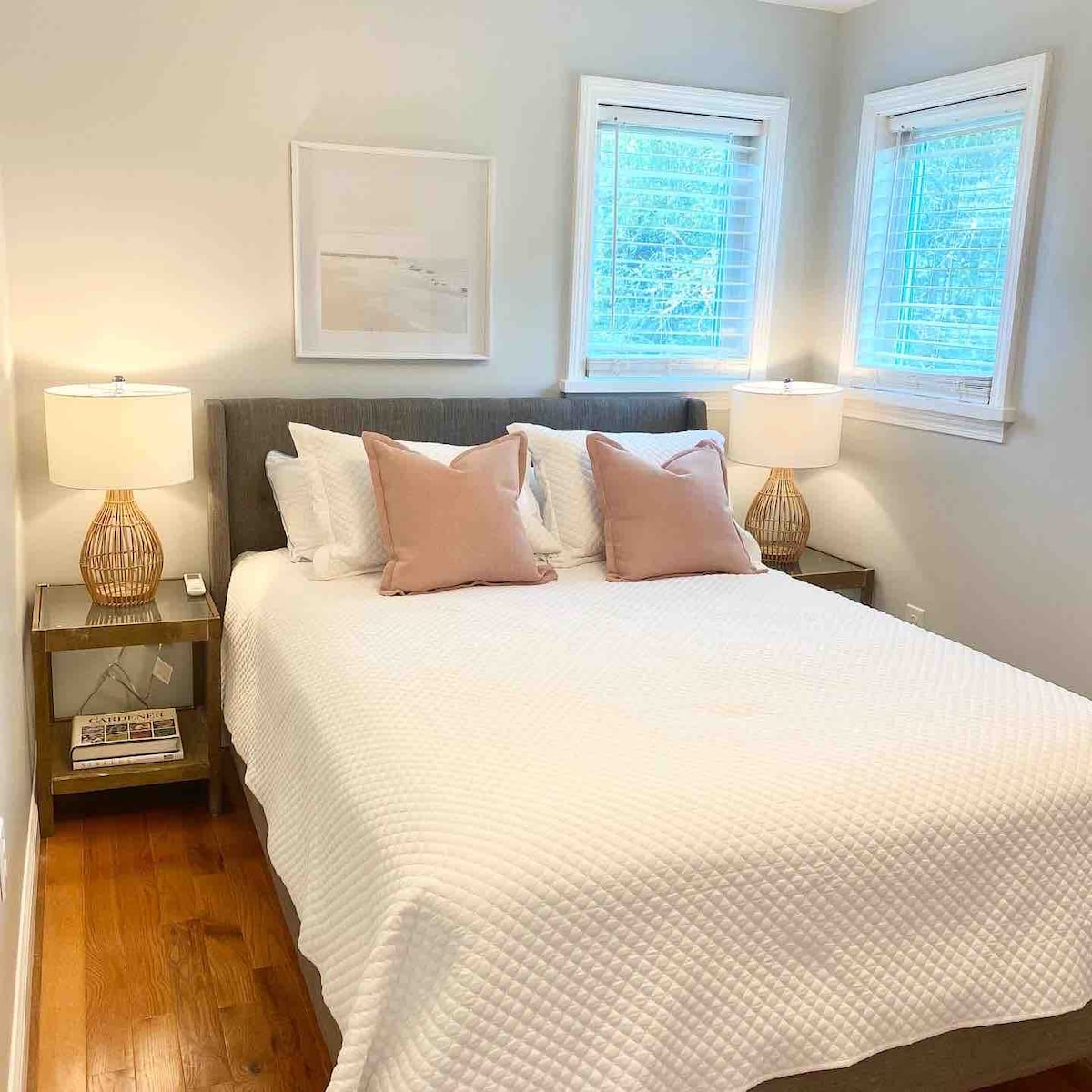 一楼卧室配有标准双人床，走廊上有共用卫生间，带立式淋浴间。