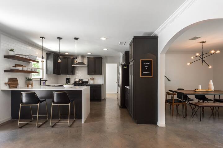 Barton Hills Butterfly Oasis with pool gallery image 4