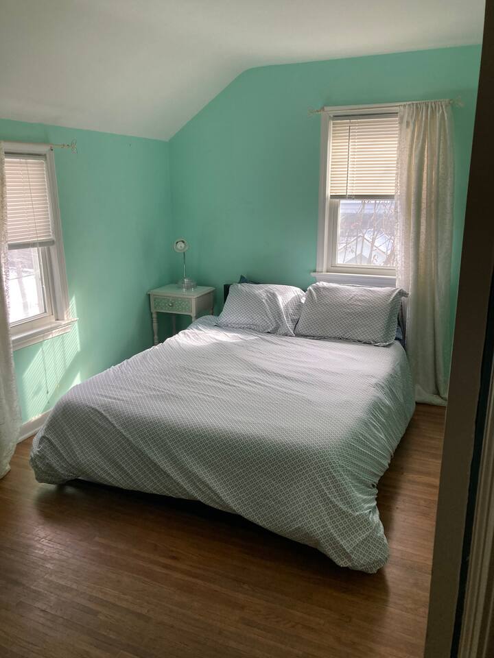 2nd bedroom with queen bed and desk