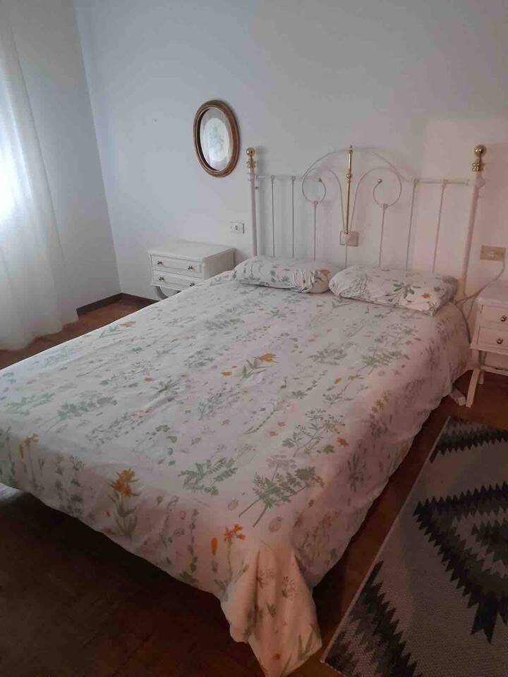 A large bedroom with a 150 cm double bed. All the amenities available: closet, dresser, mirror, etc.