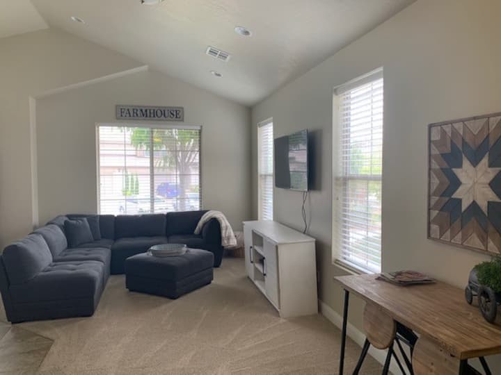 พื้นที่สำหรับครอบครัวขนาดใหญ่พร้อมโต๊ะเพิ่มเติมที่รองรับได้ 4 ที่นั่งสำหรับเล่นเกมปริศนาหรือทำงาน