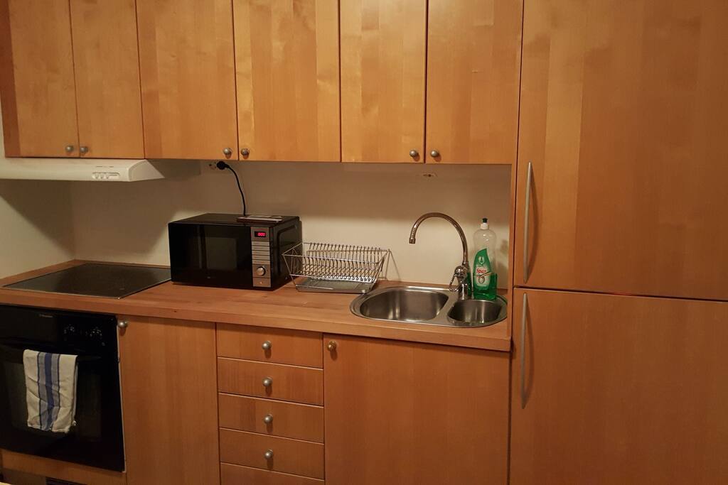 Köket har spis, ugn, micro, kylskåp och frys.