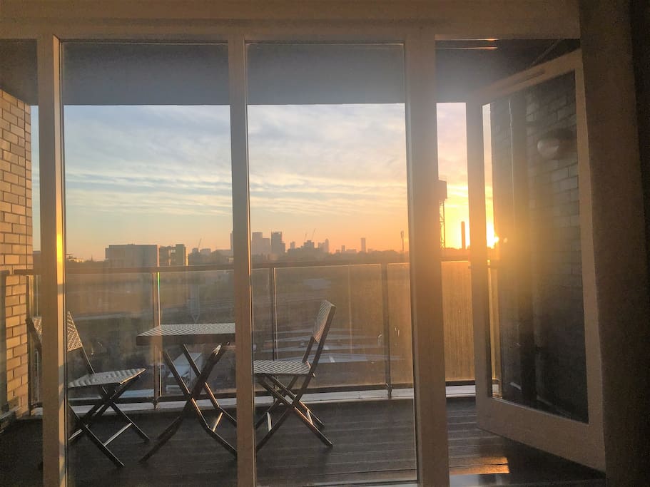 Balcony overlooking Canary Wharf, amazing views anytime of the day!