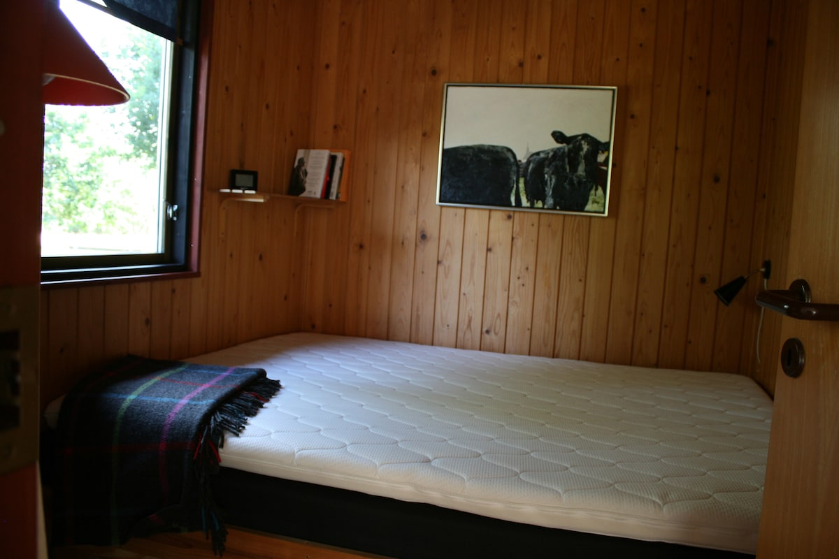 Hovoríme tomu hlavná spálňa s novým 160 cm širokým a skvelým matracom. 