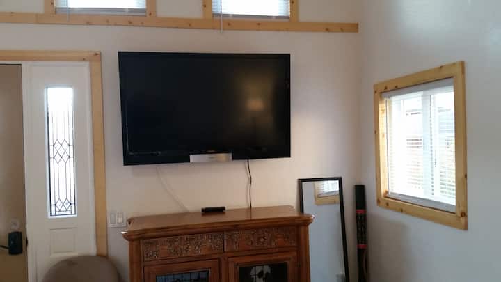 إطلالة على التلفزيون وخزانة الملابس مقابل السرير.