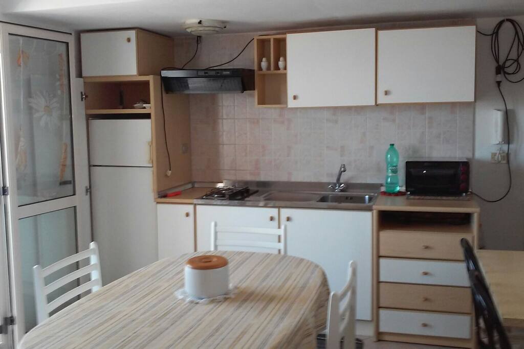 Ampia cucina con tavolo da pranzo