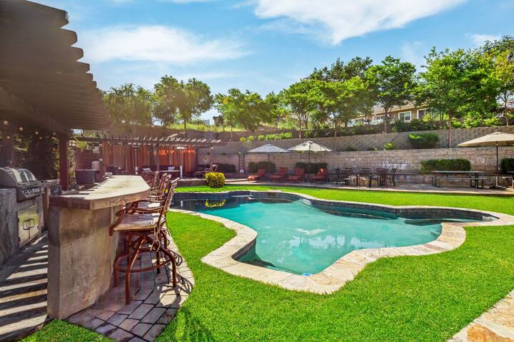 Amazing Outdoor Living/Pool/Hot Tub/Movie Theater gallery image 4