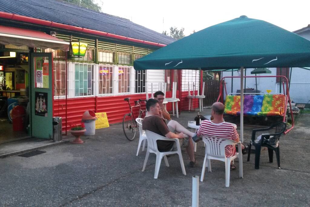 A szomszédos Pub-Büffé terasszal és játékteremmel.