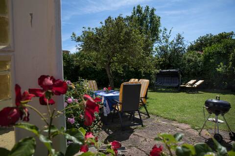 Family house + two cottages with blooming garden