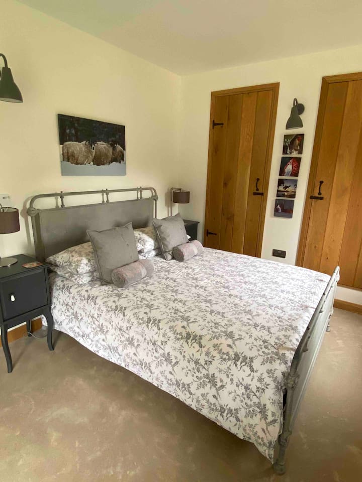 Голямо двойно легло - осигурено е цялото спално бельо 